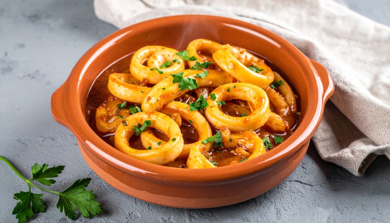 Calamares Encebollados: receta tradicional tiernos