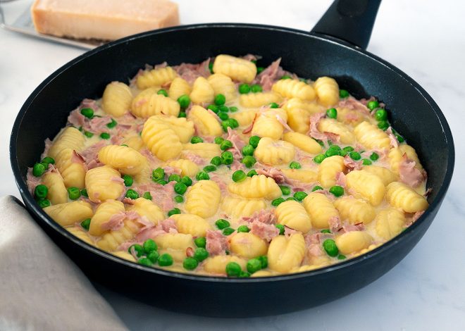 Cómo hacer ñoquis cremosos con jamón y guisantes en 10 minutos