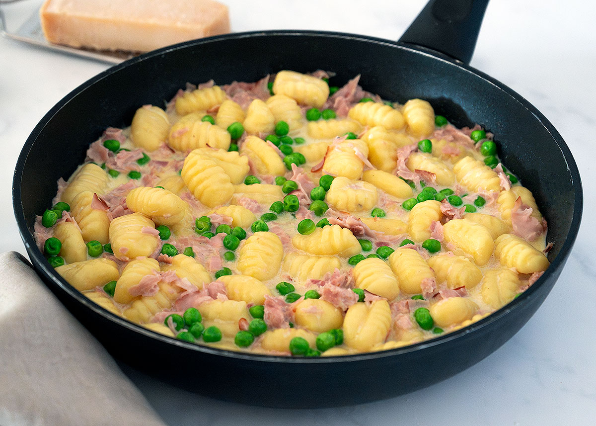 Cómo hacer ñoquis cremosos con jamón y guisantes en 10 minutos