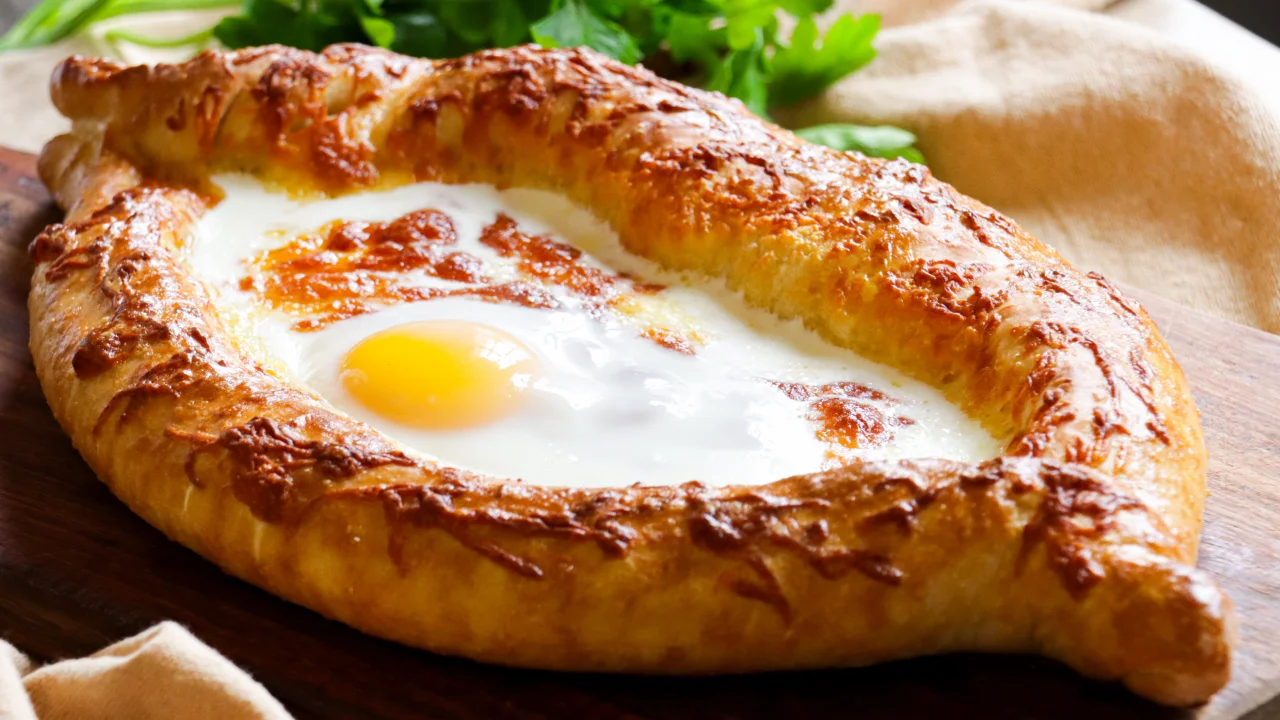 Khachapuri, el tradicional pan georgiano relleno de queso