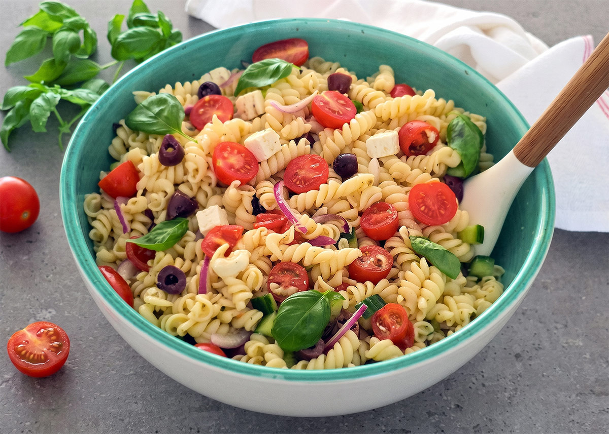 Ensalada de pasta griega con queso feta (Receta fácil)